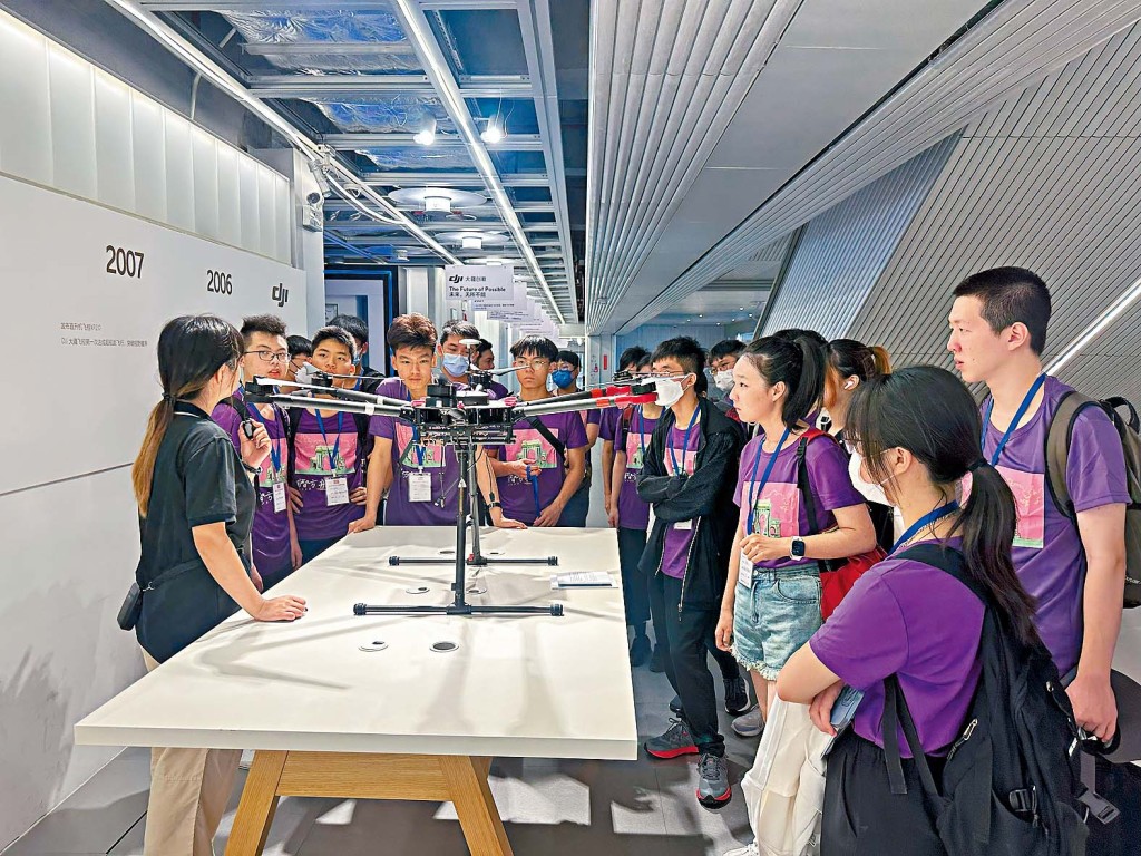 学生参观大疆公司青少年科技体验中心,即场尝试驾驶无人机。