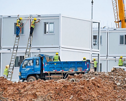 建築工人正加緊建設。