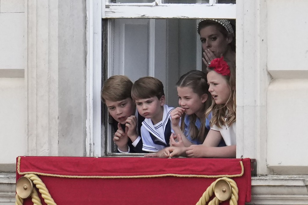 路易王子與哥哥及姐姐們在門口向外望。AP 