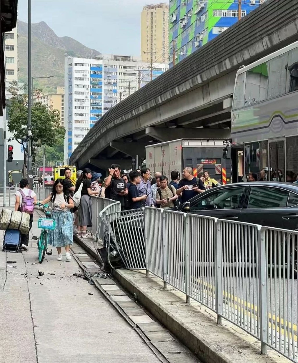 巴士乘客要落車離開。ＦＢ屯門友