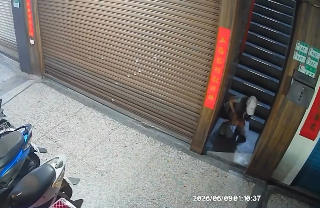 女子在民居樓梯口屙屎影片在網絡熱傳。FB「爆漿公社粉絲團」