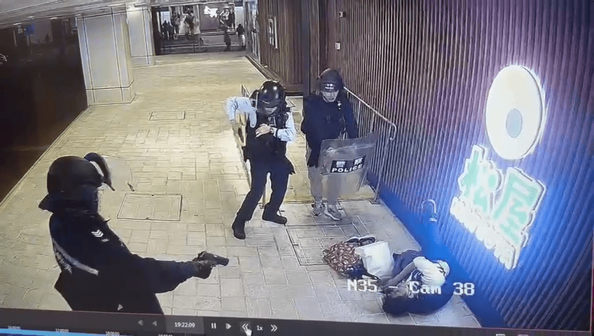 頭盔警收回佩槍。