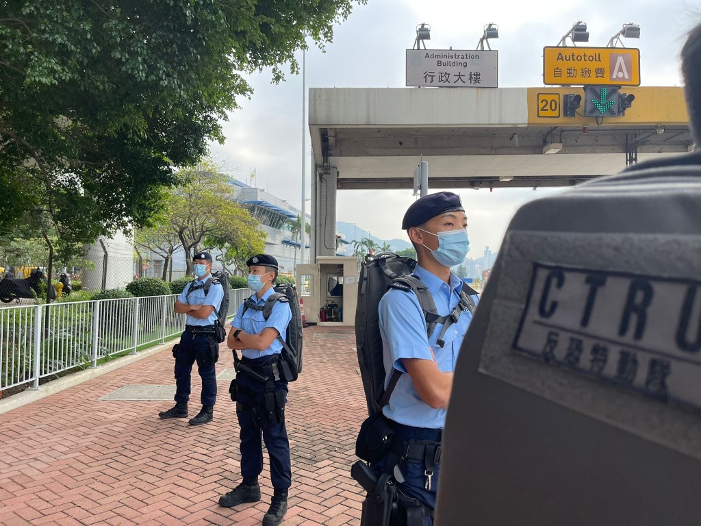 反恐特勤隊於多個馬拉松比賽途經的主要路段附近進行高姿態巡邏。香港警察fb圖片