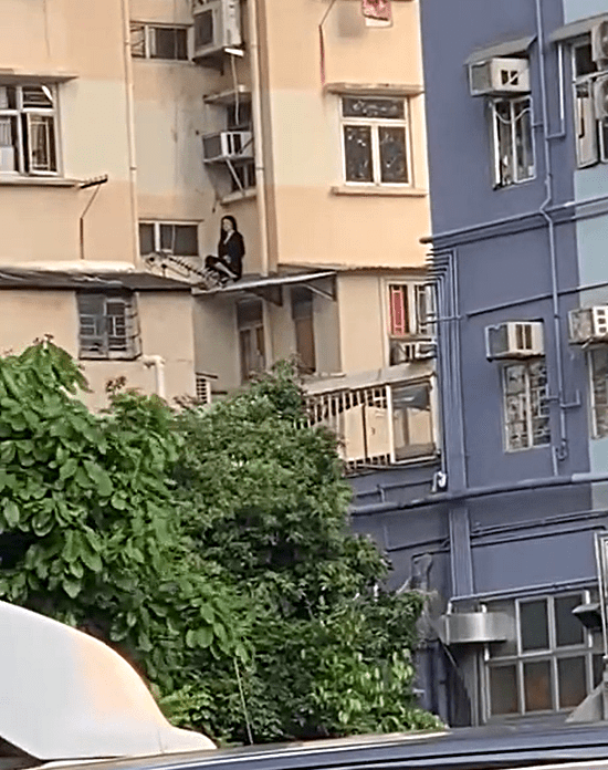 女子被困大厦簷篷顶。网图