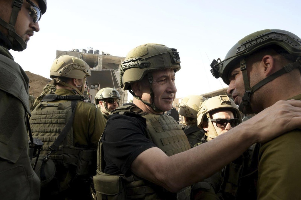 以色列总理内塔尼亚胡探望士兵。美联社