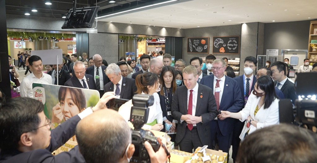 紐西蘭總理希普金斯在天津逛超市試吃家鄉奇異果。 CGTN