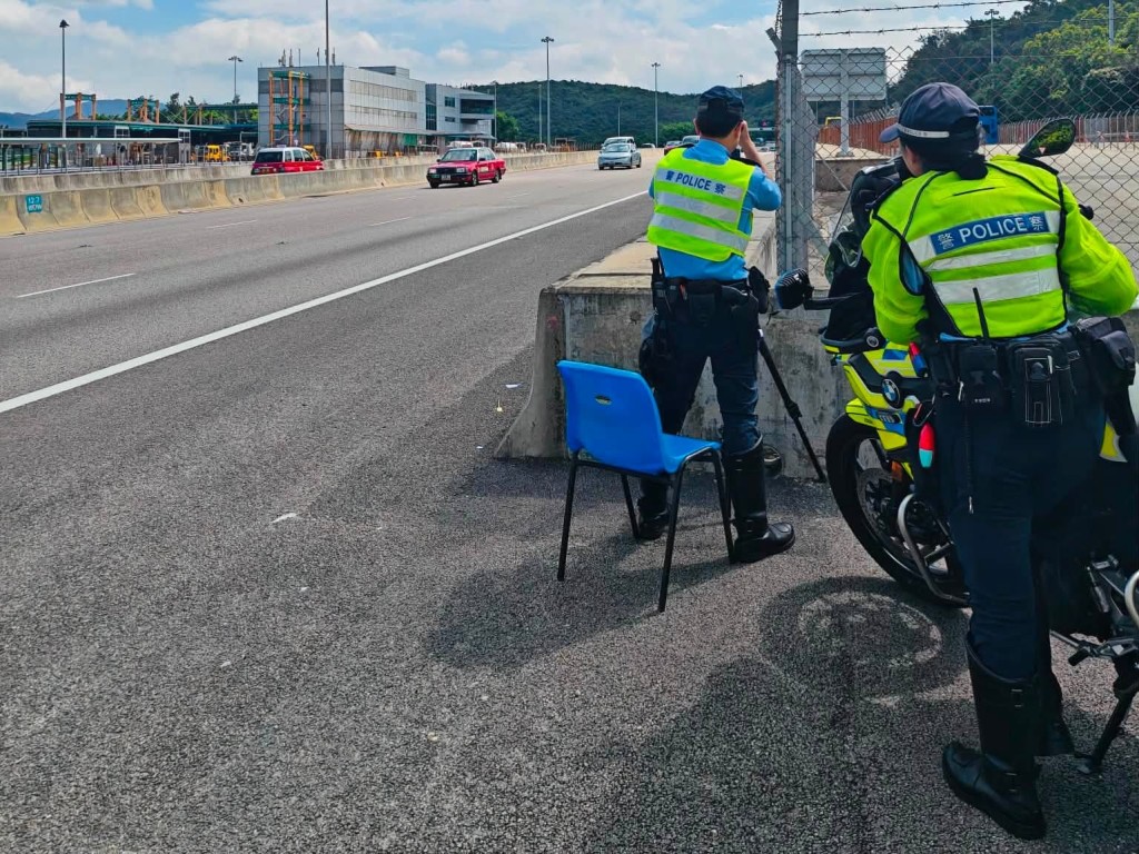警方展開兩星期行動,重點打擊司機不專注駕駛及行人違規過馬路。FB:Traffic New Territories South 警方展開兩星期行動,重點打擊司機不專注駕駛及行人違規過馬路。FB:Traffic New Territories South