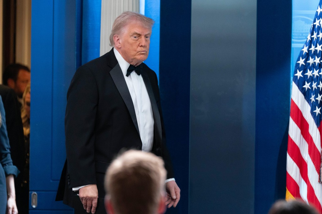 特朗普在白宮記者協會年度晚宴中遭遇槍擊，事後開記者會。美聯社