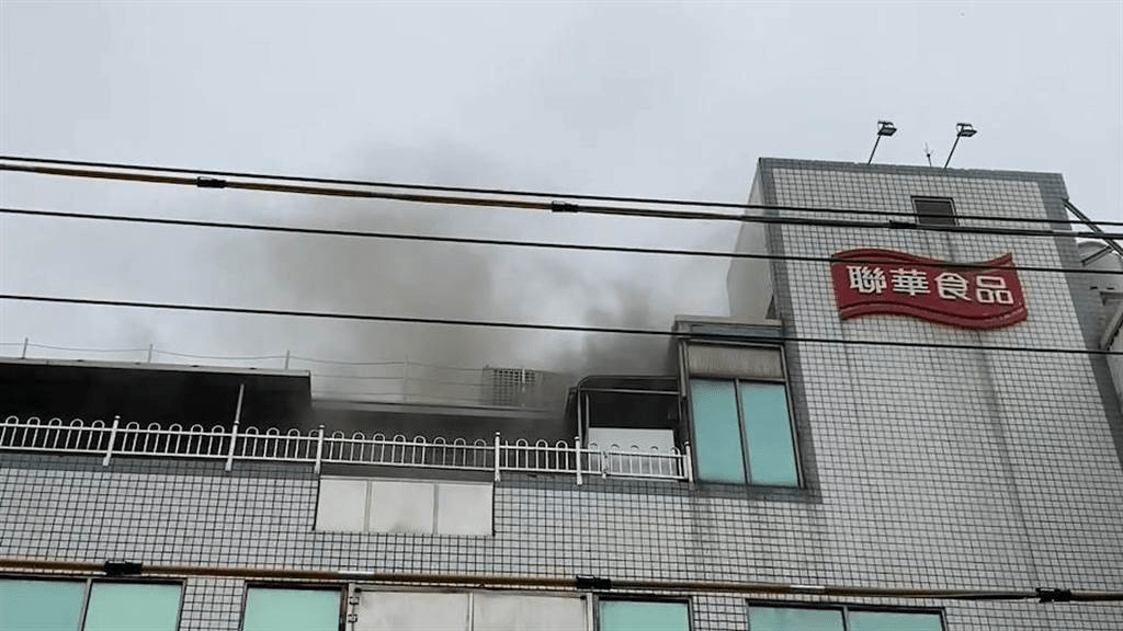 联华食品彰化厂大火，浓烟不断从厂房窜出。