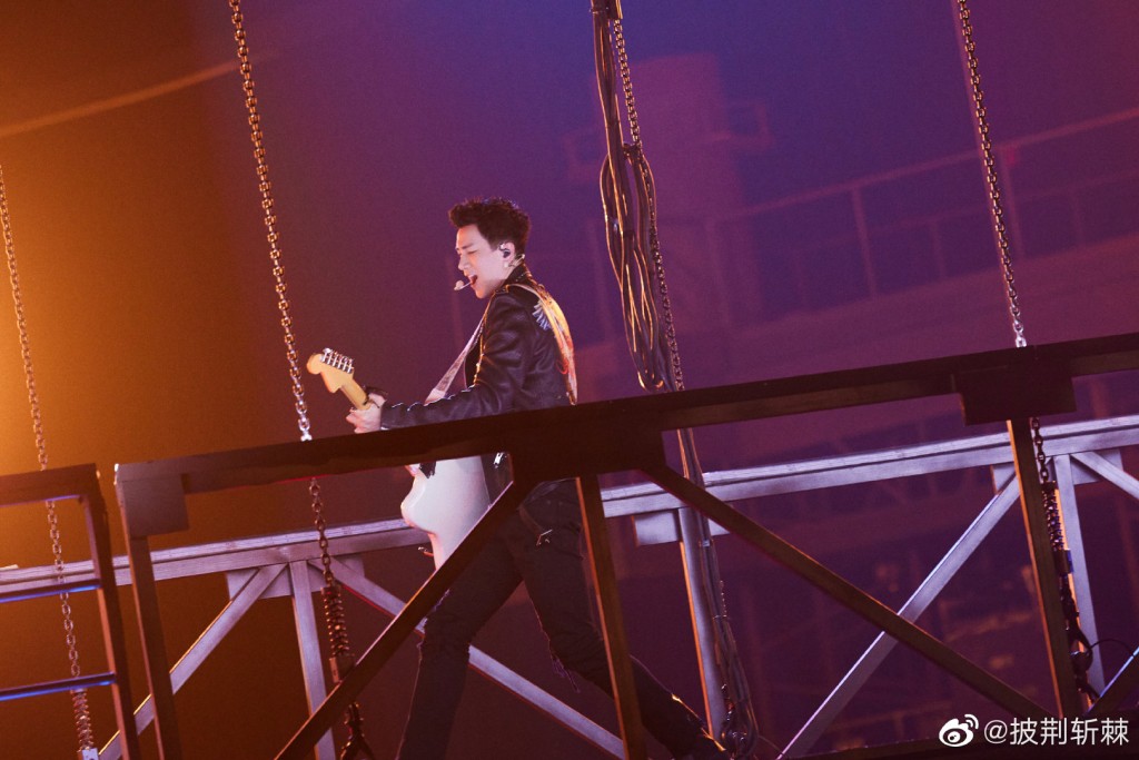 劉愷威上次在公演彈結他。