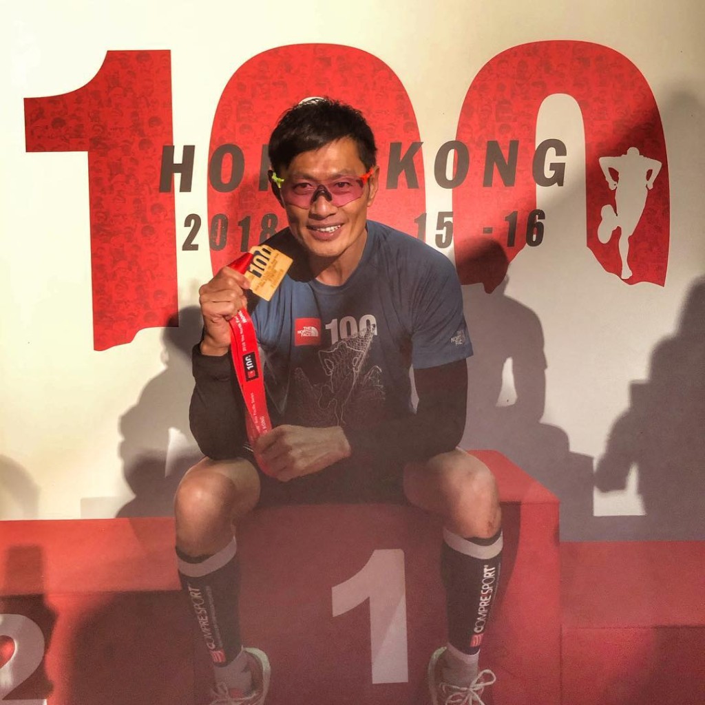 雖然已經57歲,但德斌的身形依然Fit到漏,羨煞不少後生仔。