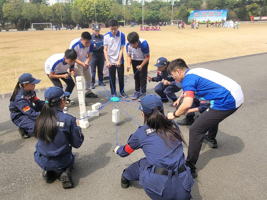 少訊會員與深圳龍崗警營青少年互動。