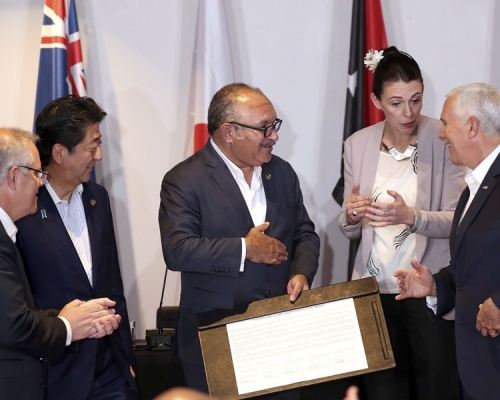 美(右)、新(右二)、日(左二)、澳(左)四國,與巴新簽署興建供電設施的協議。AP