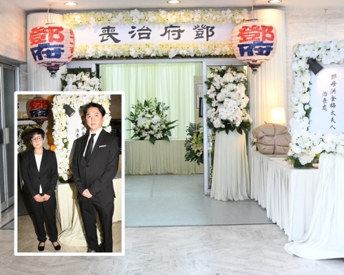 鄧翠玉與鄧兆尊一身素服在靈堂外一同接受訪問。