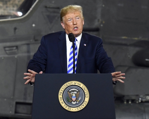 美国总统特朗普昨日签署总值7,160亿美元（56,125亿港元）的《国防授权法案》（NDAA）。AP资料图片