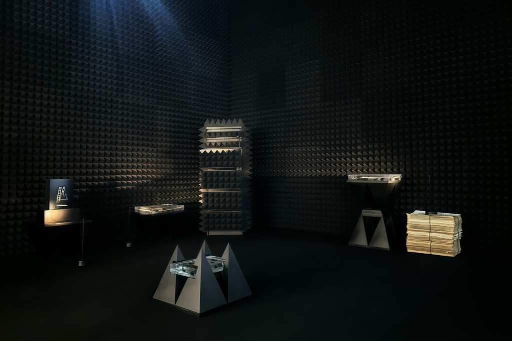 曹澍最新艺术项目参展香港巴塞尔，探讨摄影术、AI扩散模型技术与亡灵之间的隐秘关系。受访者提供