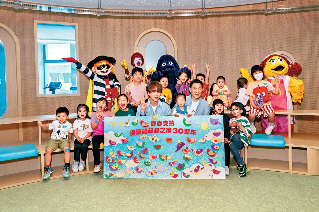 劉德華和姜濤齊齊和病童玩遊戲以及做手工。