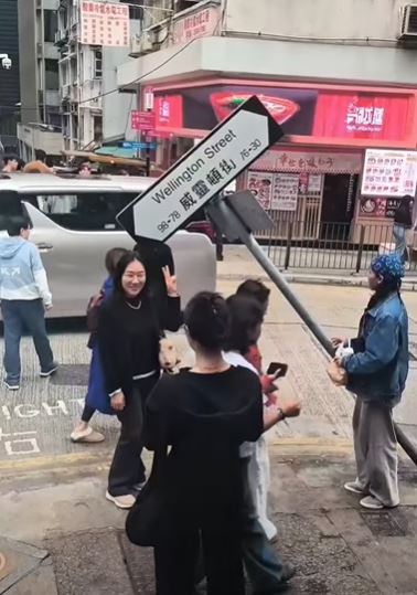 貨車駛離後，傾斜路牌成打卡點。fb 車cam L（香港群組）SH Hong影片截圖  
