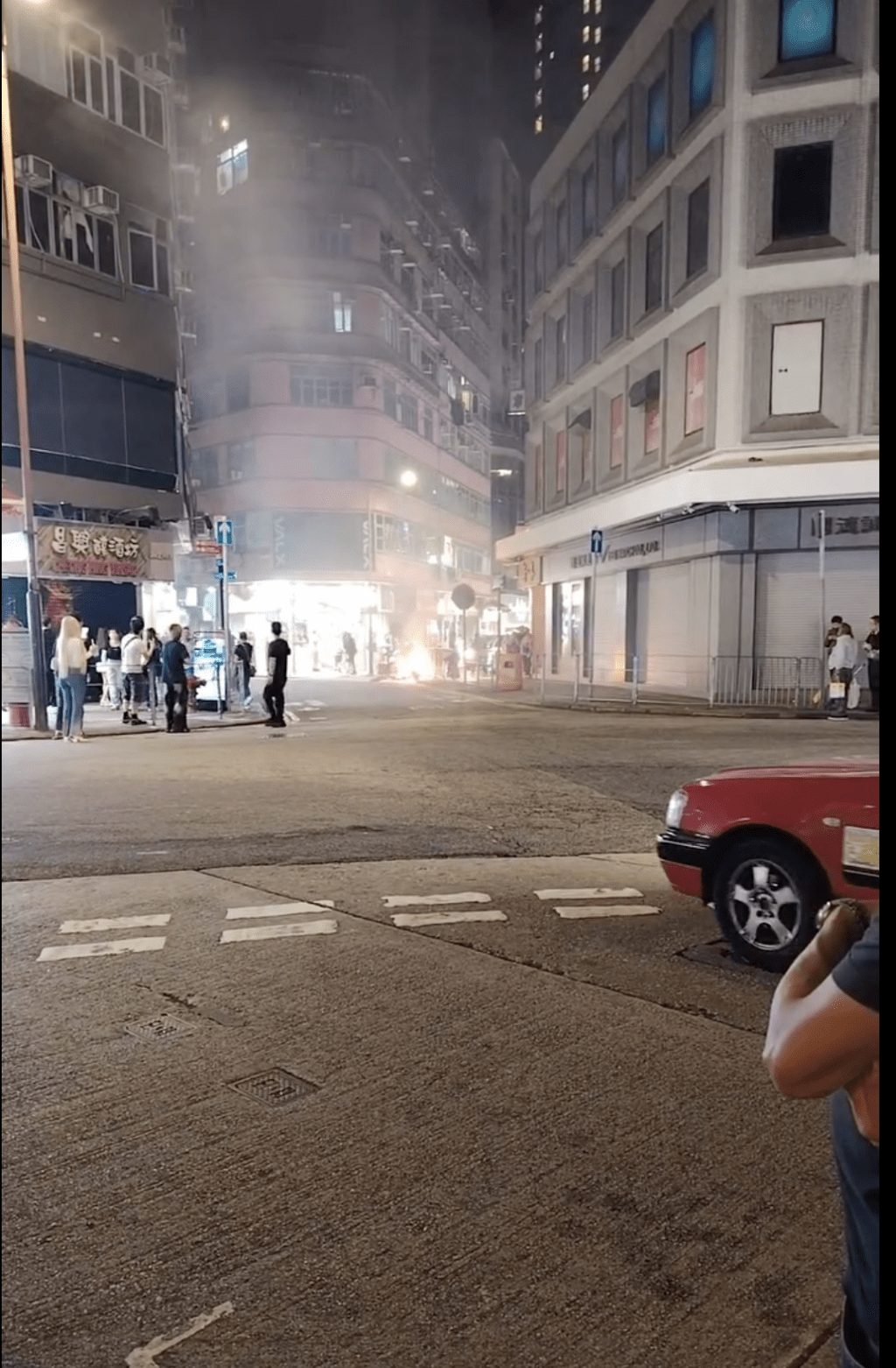 大批市民在場圍觀，有人高聲提醒途人保持距離。網片截圖