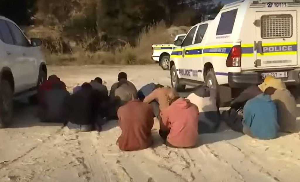 另外当地警方拘捕现场65名怀疑非法矿工。Youtube@eNCA截图