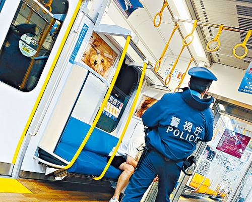 ■事發後警員上列車調查。