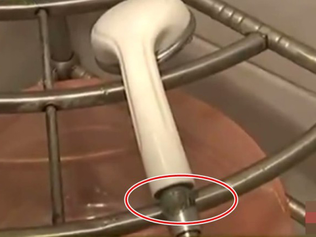 花洒接驳位（红圈示）残留了女孩的手指皮肤。 网图