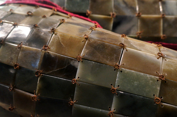 全件玉衣用上2257塊玉片。