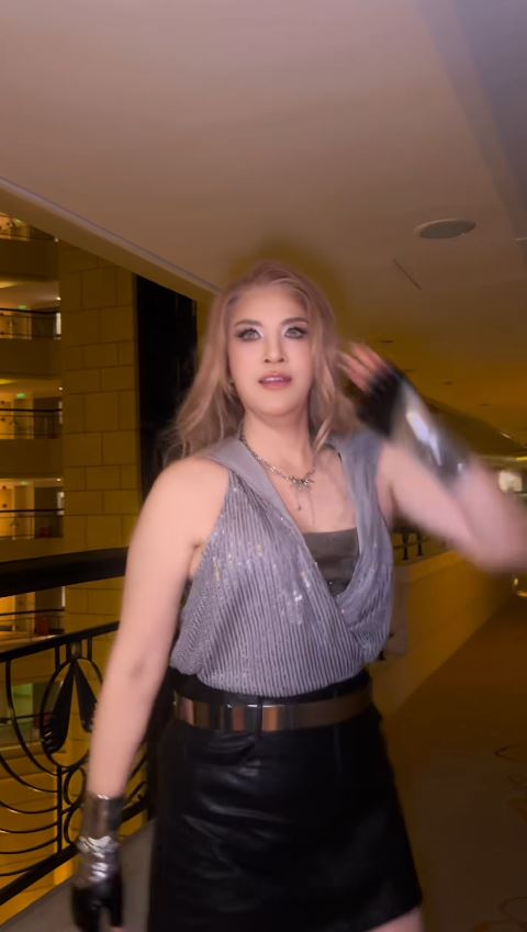 那藝娜最初以扮俄羅斯人走紅。