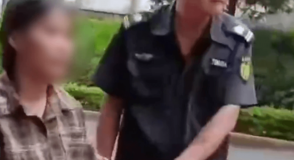 有片段顯示，強行拖走小孩的女子被警員帶走。