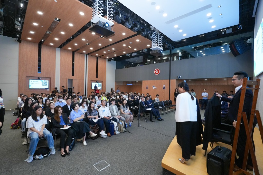 律政司今日舉辦「圍爐解鎖律政DNA」,吸引逾百學生報名參加。林定國fb 律政司今日舉辦「圍爐解鎖律政DNA」,吸引逾百學生報名參加。林定國fb
