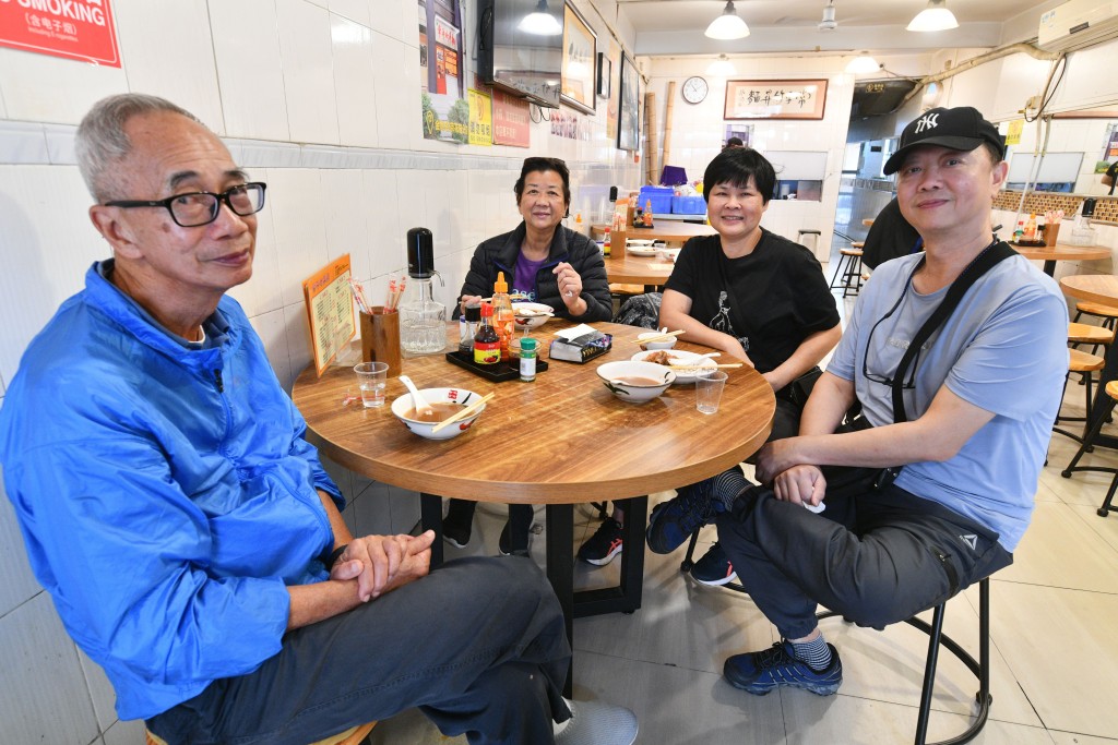 招氏夫婦及劉氏夫婦(左至右)在常平竹昇麵用膳,大讚美味。 盧江球攝 招氏夫婦及劉氏夫婦(左至右)在常平竹昇麵用膳,大讚美味。 盧江球攝