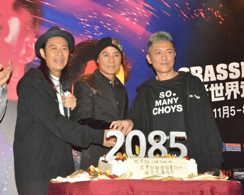 草蜢慶功宴上切齊有2085的蛋糕,預祝出道100年。