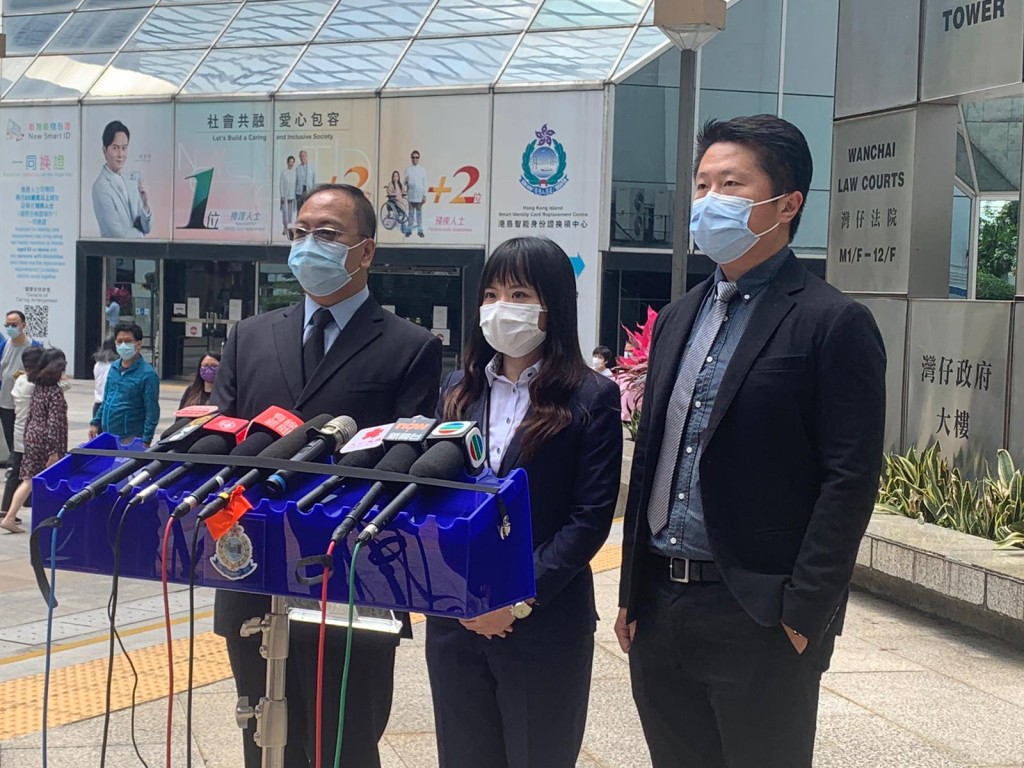 陳安蓓(中)在庭外發言。劉安琪攝