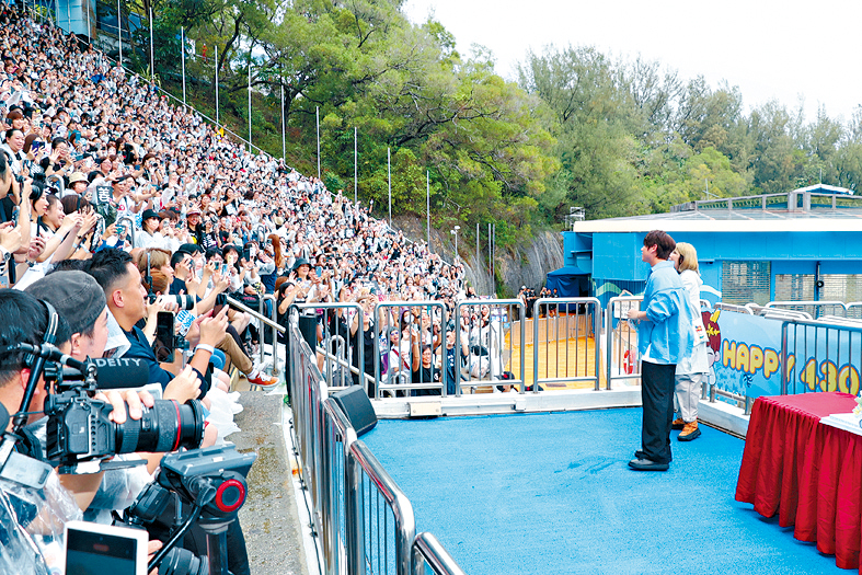 逾3,000人入場慶祝。