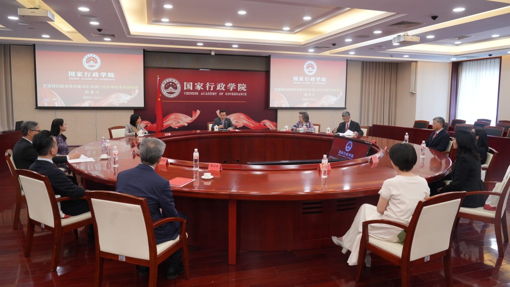 國家行政學院副院長李文堂（中）今日中午為特區政府常任秘書長及部門首長國家事務研修班主持研修課的結業式。政府新聞處