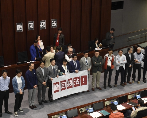 多名民主派議員會前衝上主席台前高叫口號,反對修例。