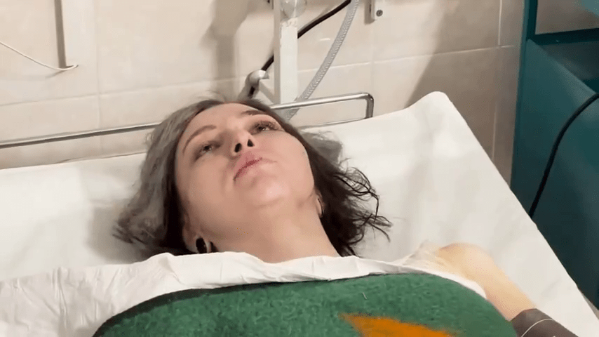 俄羅斯一名年輕女子在22日恐襲中倖存，在莫斯科西北方的希姆基（Khimki）醫院病床上受訪。