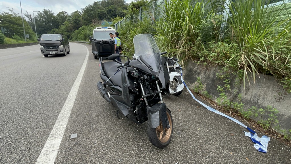 車禍其中涉及2輛電單車。楊偉亨攝