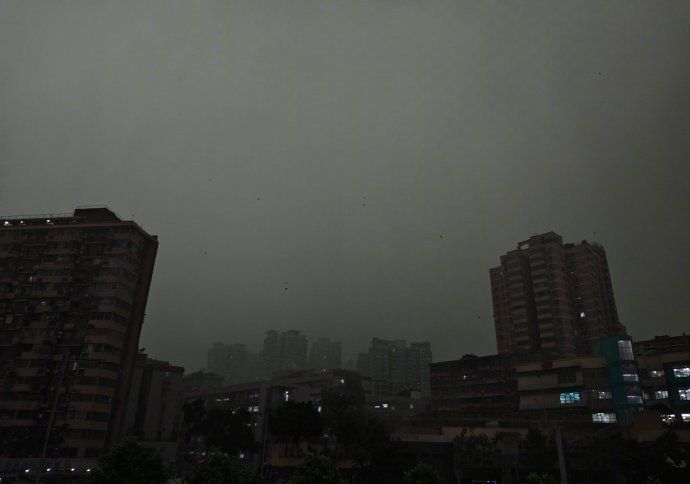 广州风云色变，白天1秒黑夜。 央视微博