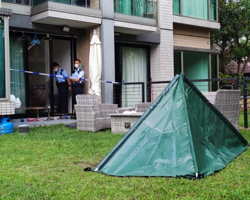 警方用帳篷遮蓋屍體。