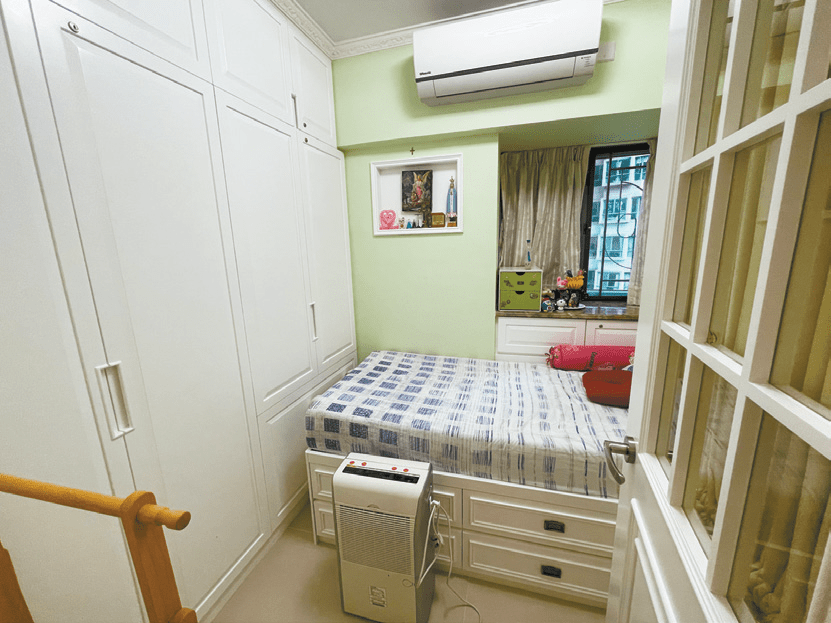 另一睡房設有訂造衣櫃及儲物櫃，牀架亦有多個抽屜，甚為實用。