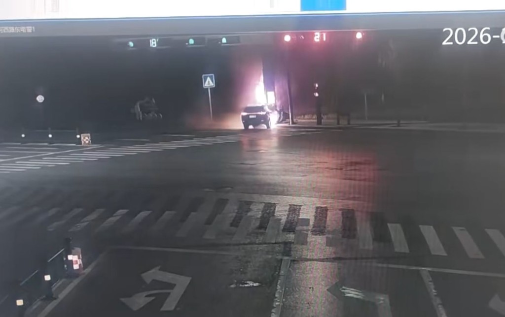 问界M9在陕西撞车后起火烧死司机，官方指事故不涉及智驾。