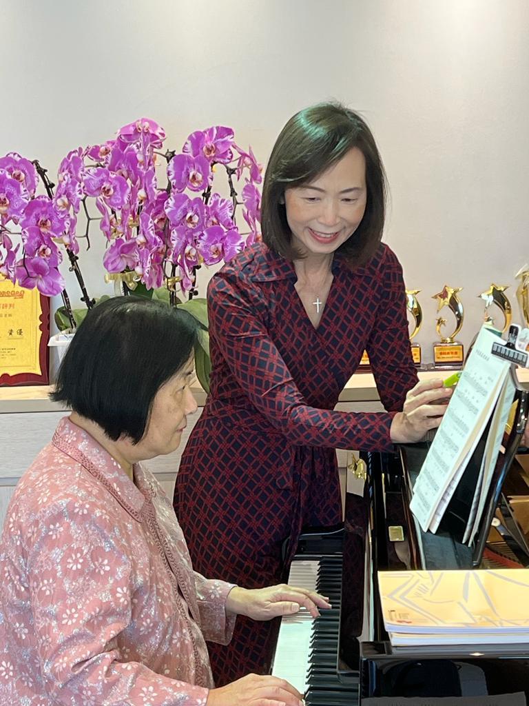 金凌音樂培訓中心創辦人鄧佩芬老師（後）。