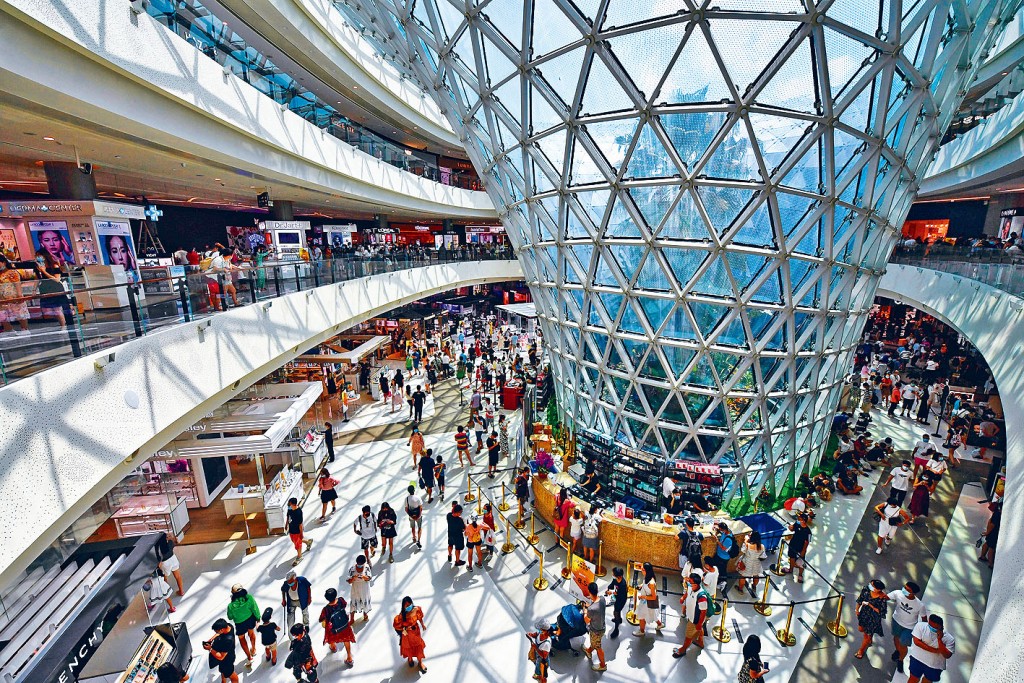 ■海南三亞國際免稅城，國慶假期間遊人如鯽。