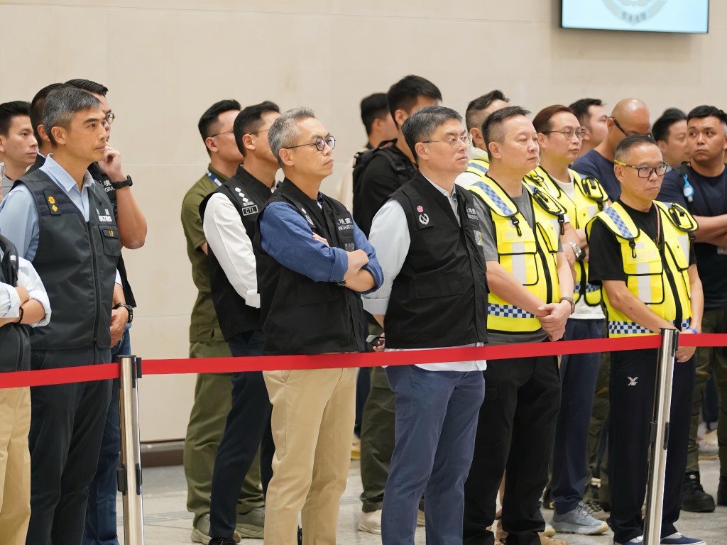 政府今(15日)舉行舉行第二次大型演練,並進行跨部門反恐及重大事故演習,入境處亦有參與當中。入境處提供 政府今(15日)舉行舉行第二次大型演練,並進行跨部門反恐及重大事故演習,入境處亦有參與當中。入境處提供