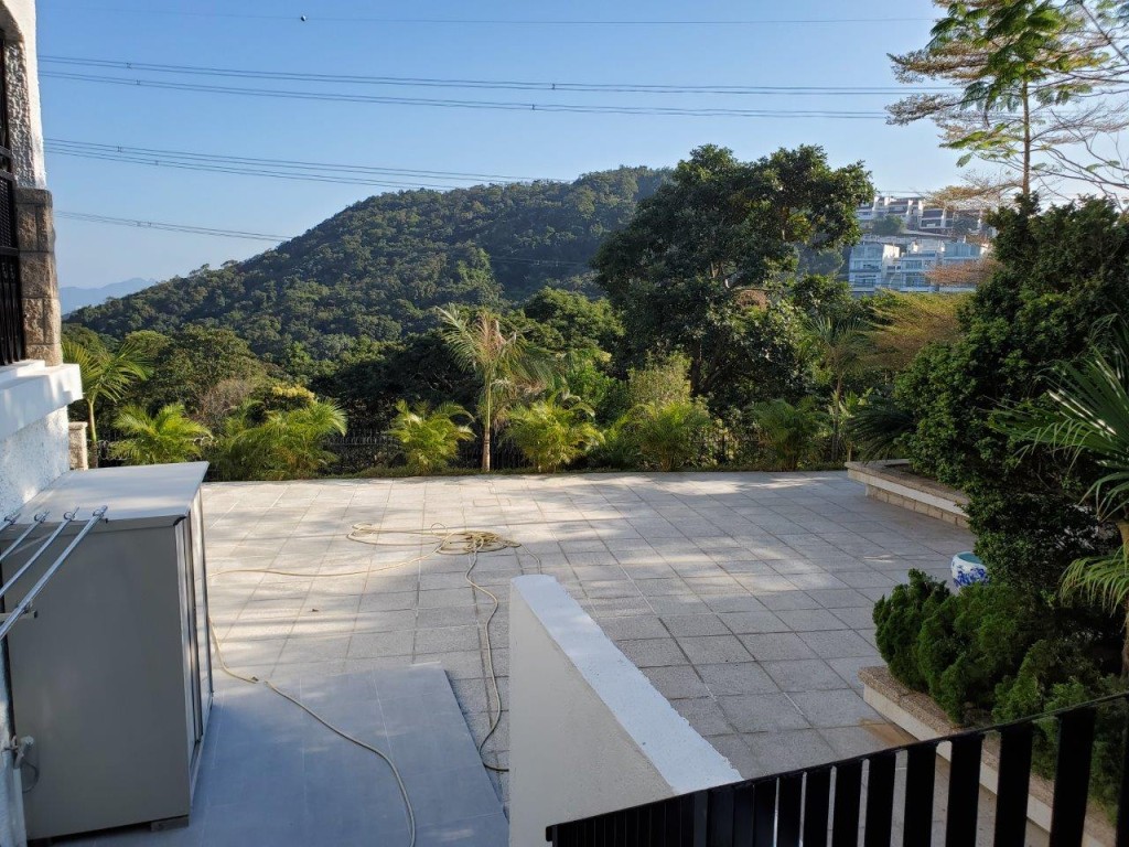 屋外連萬呎入契大花園，戶外空間多多，外望為翠綠山林景。