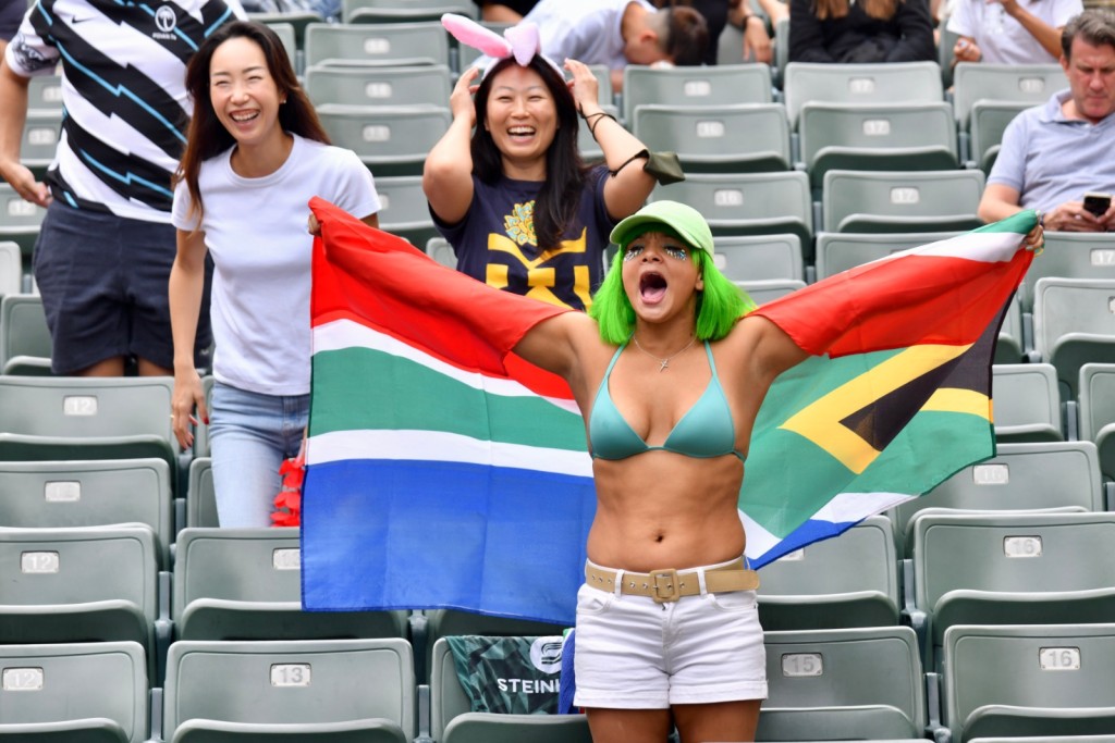 南非球迷披起国旗。 卢江球摄