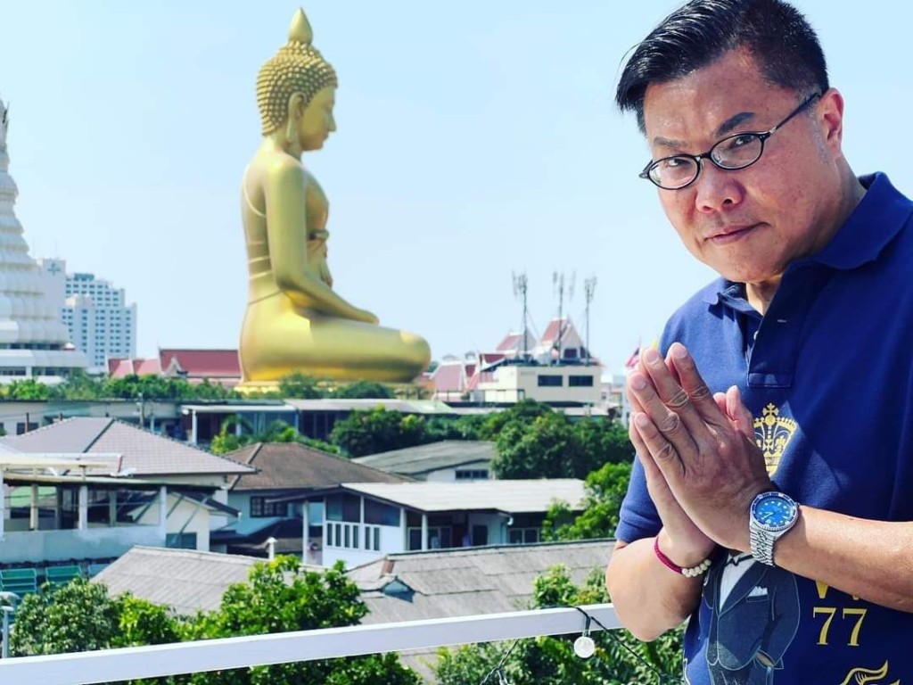 Roger喺曼谷一間佛寺附近取景，他不忘為港人祈福。