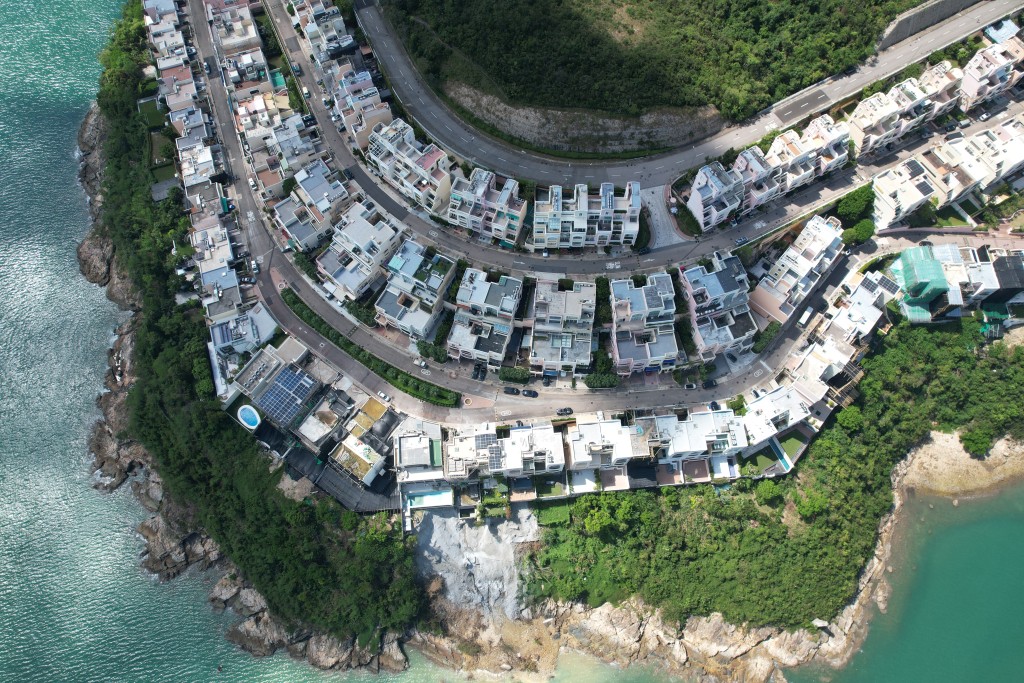 紅山半島疑多間獨立屋僭建導致山泥傾瀉。 紅山半島疑多間獨立屋僭建導致山泥傾瀉。