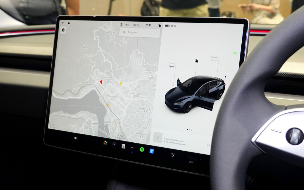 Tesla Model 3 Performance配用15.4吋中控觸屏